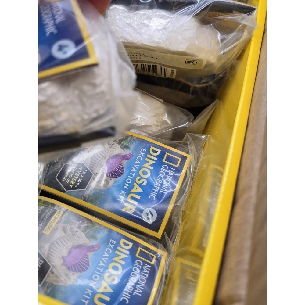 National Geographic Dinosaur Dig Set– 30 Dig Bricks W/ Glow-In-The-Dark OPEN BOX